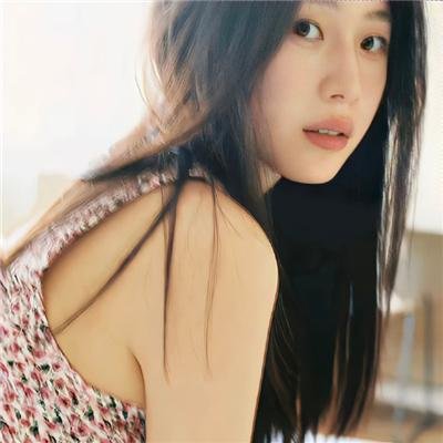 微光下的蓝色男孩